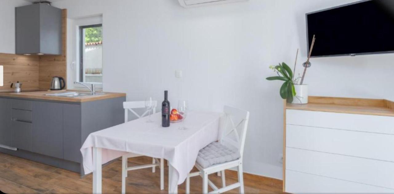 Appartamento Sara Rovigno Esterno foto